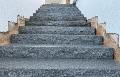 Das ist eine Treppe aus Granitsteinen