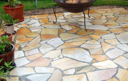 Das ist eine Naturstein Terrasse