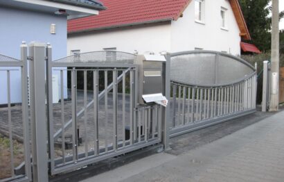 Das ist ein Metallzaun mit Tor